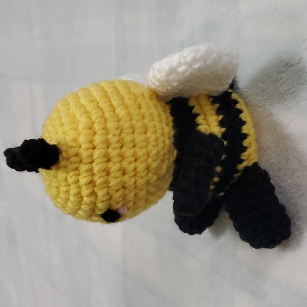 AMIGURUMI BEE 🐝 - Picture 3 of 6